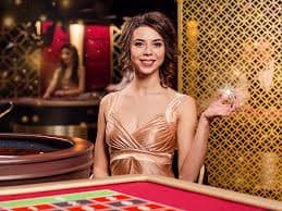 Meja Caribbean Stud Poker dengan dealer langsung di studio na777